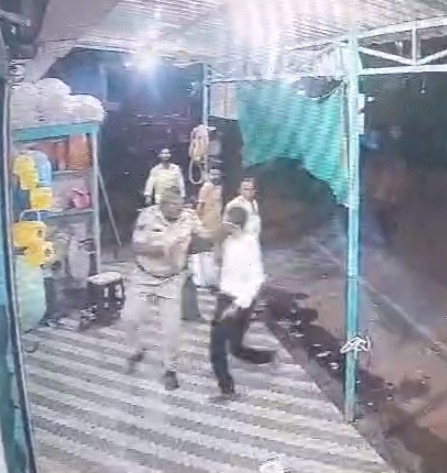 RAIPUR BREAKING VIDEO : राजधानी में पुलिसकर्मियों से बदसलूकी, आरोपियों ने मारपीट कर फाड़ दी आरक्षकों की वर्दी, देखें CCTV फुटेज  
