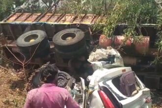 Indore Big Accident : दर्दनाक हादसा; तेज रफ्तार ट्रक ने कार को मारी टक्कर, चार लोगों की मौत, कार के उड़े परखच्चे 