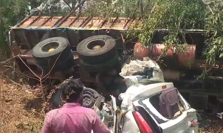 Indore Big Accident : दर्दनाक हादसा; तेज रफ्तार ट्रक ने कार को मारी टक्कर, चार लोगों की मौत, कार के उड़े परखच्चे 