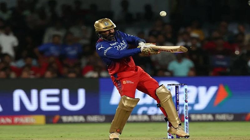 MI vs RCB IPL 2024 Live : दिनेश कार्तिक की तूफानी बल्लेबाजी, RCB ने MI को दिया 197 रनों का लक्ष्य