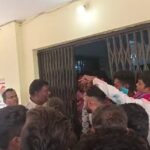 RAIPUR NEWS : गिरफ्तार आरोपी के समर्थकों ने थाने में किया जमकर हंगामा, बदमाश ने छूटते ही पुलिस को दी देख लेने की धमकी, देखें VIDEO 