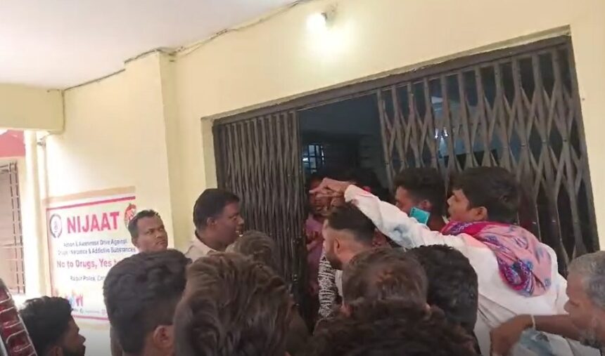 RAIPUR NEWS : गिरफ्तार आरोपी के समर्थकों ने थाने में किया जमकर हंगामा, बदमाश ने छूटते ही पुलिस को दी देख लेने की धमकी, देखें VIDEO 