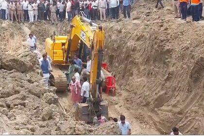 Rewa borewell update : लगातार रेस्क्यू जारी; 60 फीट गहरे बोरवेल में फंसा मयंक लड़ रहा जिंदगी और मौत की लड़ाई, विधायक, कलेक्टर सहित मौके पर प्रशानिक अमला