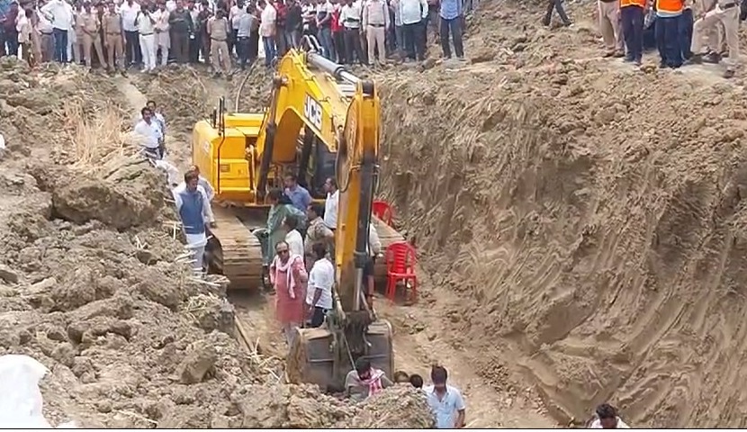 Rewa borewell update : लगातार रेस्क्यू जारी; 60 फीट गहरे बोरवेल में फंसा मयंक लड़ रहा जिंदगी और मौत की लड़ाई, विधायक, कलेक्टर सहित मौके पर प्रशानिक अमला