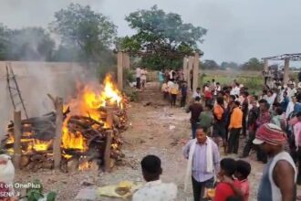   CG NEWS : महानदी नाव हादसे में जान गवाने वाले लोगों का किया गया अंतिम संस्कार, मंत्री ओपी चौधरी रहे मौजूद, गांव में पसरा मातम  