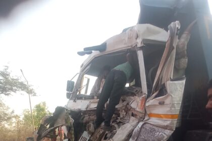 CG ACCIDENT NEWS : दो ट्रकों के बीच जोरदार भिडंत, समय पर पहुंची 112 की टीम 