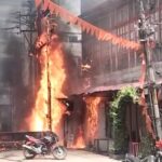 CG VIDEO : रियायशी इलाके के ट्रांसफॉर्मर में भीषण आग लगने के बाद हुए कई धमाके, चपेट में आए तीन वाहन जलकर खाक, आसपास के घरों को कराया गया खाली 