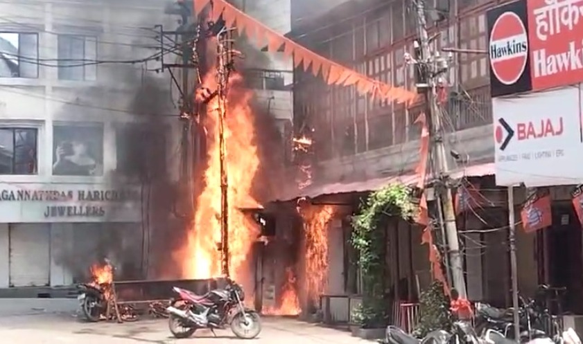CG VIDEO : रियायशी इलाके के ट्रांसफॉर्मर में भीषण आग लगने के बाद हुए कई धमाके, चपेट में आए तीन वाहन जलकर खाक, आसपास के घरों को कराया गया खाली 