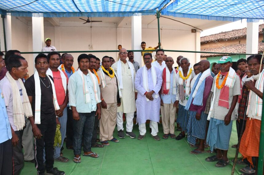 Chhattisgarh News : बड़ी संख्या में लोगों ने थामा कांग्रेस का दामन, नेता प्रतिपक्ष डॉ.चरणदास महंत ने दिलाई सदस्यता 