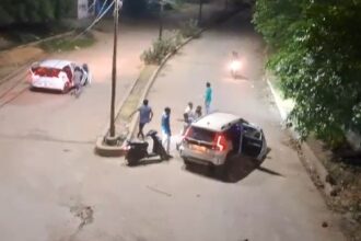 CG VIDEO : मरीन ड्राइव में हथियार से लैश बदमाशों ने कार सवार युवकों को जमकर पीटा, देखें वीडियो 