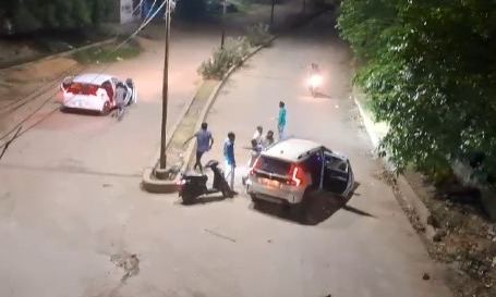 CG VIDEO : मरीन ड्राइव में हथियार से लैश बदमाशों ने कार सवार युवकों को जमकर पीटा, देखें वीडियो 