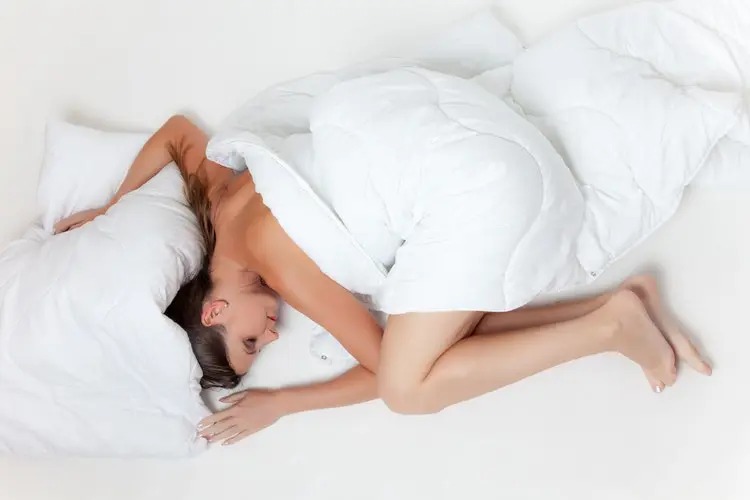 Benefits Of Sleeping Without Pillow : तकिए के बिना सोने से होते है यें फायदे, जानिए डॉक्टरों ने क्या बताया 