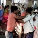 VIDEO : बीच बाजर युवकों ने ट्रैफिक पुलिस को जमकर पीटा, आप भी देखें वायरल वीडियो