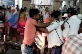 VIDEO : बीच बाजर युवकों ने ट्रैफिक पुलिस को जमकर पीटा, आप भी देखें वायरल वीडियो