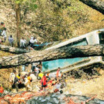 Big road accident: 150 फीट गहरी खाई में गिरी बस, 22 की मौत