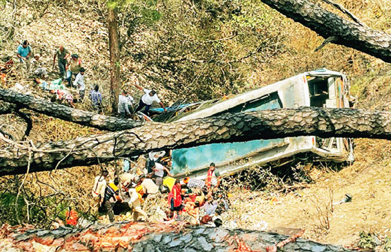 Big road accident: 150 फीट गहरी खाई में गिरी बस, 22 की मौत