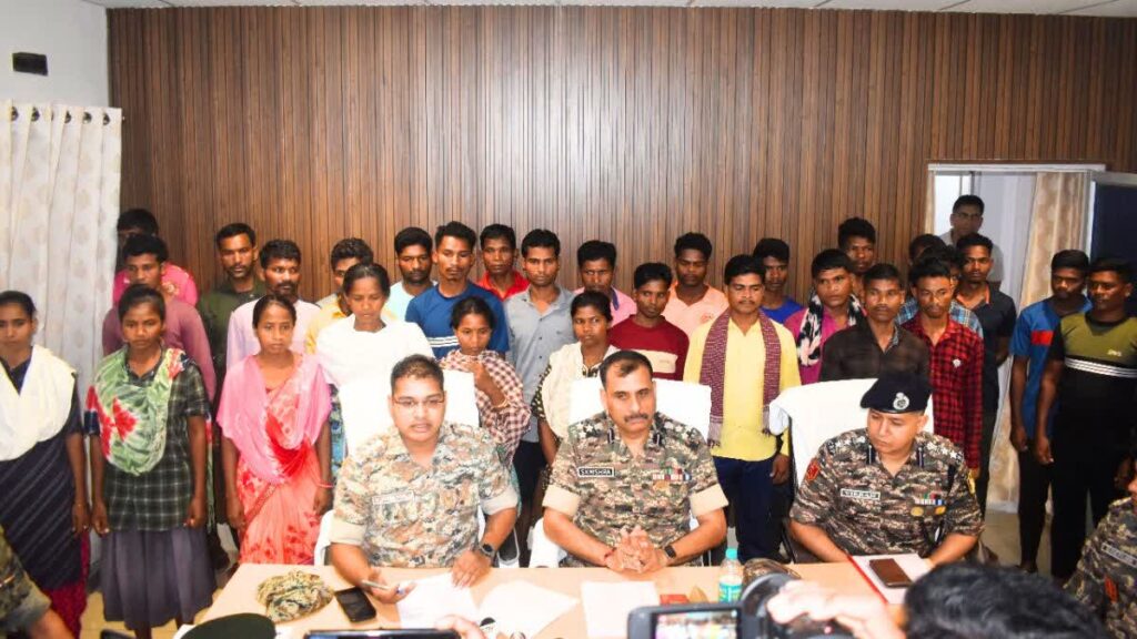 Chhattisgarh Naxalite surrender : बीजापुर में 39 लाख के 9 इनामी समेत 30 नक्सलियों ने किया सरेंडर 