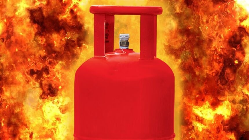 CG NEWS : चाय बनाने के दौरान हादसा, गैस सिलेंडर फटने से घर में लगी आग