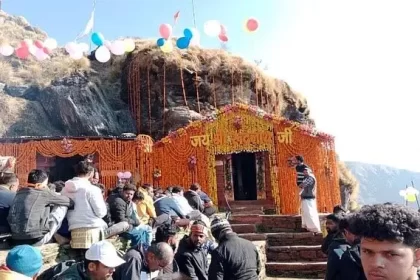 पंच केदार में चतुर्थ केदार रुद्रनाथ मंदिर के कपाट आज सुबह 5:00 बजे श्रद्धालुओं के लिए खोल दिए गए। मंदिर के कपाट खुलते ही मौके पर करीब 200 तीर्थ यात्रियों ने भगवान रुद्रनाथ के दर्शन किए। मुख्य पुजारी वेद प्रकाश भट्ट ने भगवान रुद्रनाथ का जलाभिषेक किया।