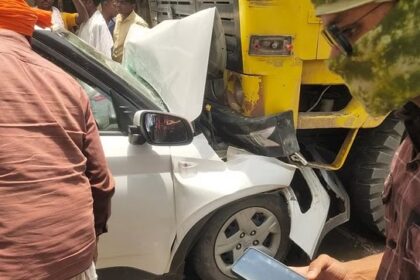 CG ACCIDENT NEWS : माँ की गोद में बैठी 5 महीने की बच्ची की मौत, ट्रक और कार की भिड़ंत से हुआ दर्दनाक हादसा   