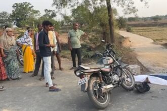 CG ACCIDENT BREAKING : अज्ञात वाहन की ठोकर से बाइक सवार युवक की मौत, ग्रामीणों ने किया चक्का जाम 