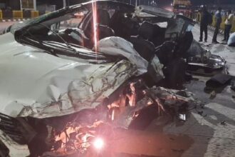 CG ACCIDENT : तेज रफ्तार कार खड़े ट्रक से टकराई, एक युवक की दर्दनाक मौत, कार के उड़े परखच्चे