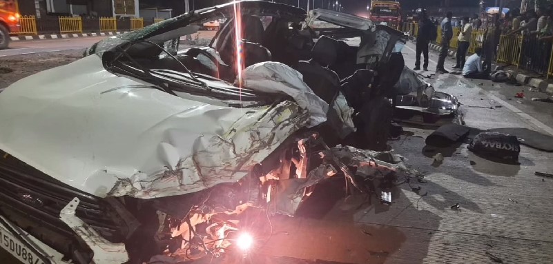 CG ACCIDENT : तेज रफ्तार कार खड़े ट्रक से टकराई, एक युवक की दर्दनाक मौत, कार के उड़े परखच्चे