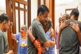 Arvind Kejriwal Emotional Video : जेल से रिहा होकर घर पहुंचे सीएम केजरीवाल, माता-पिता को गले लगाकर हुए भावुक, देखें इमोशनल वीडियो