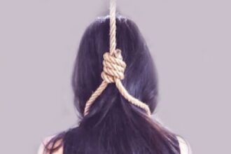 CG SUICIDE NEWS : 23 वर्षीय युवती ने फांसी लगाकर की आत्महत्या, परिजनों ने प्रेमी पर लगाया उकसाने का आरोप 