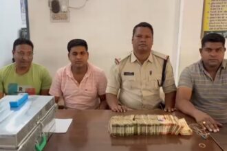 Chhattisgarh News : चेकिंग के दौरान पुलिस ने बोलेरो से जब्त किए 11 लाख 80 हजार कैश 
