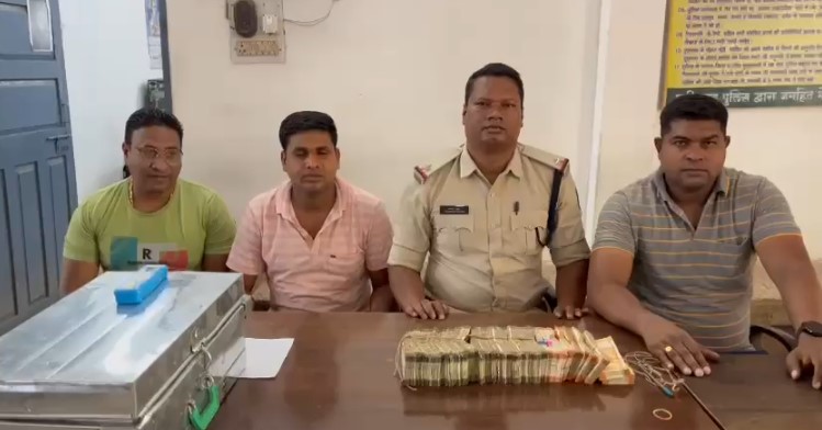 Chhattisgarh News : चेकिंग के दौरान पुलिस ने बोलेरो से जब्त किए 11 लाख 80 हजार कैश 