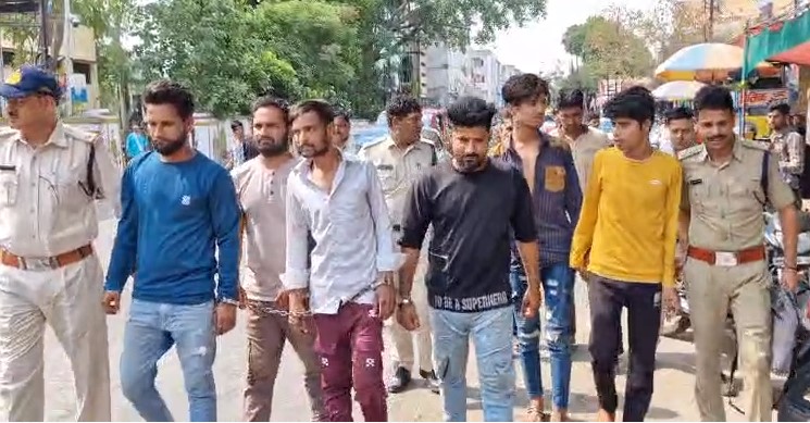 Ratlam News : जिला अस्पताल में उत्पात मचाने वाले बदमाशों को पुलिस ने किया गिरफ्तार, निकाला जुलूस, देखे वीडियो 