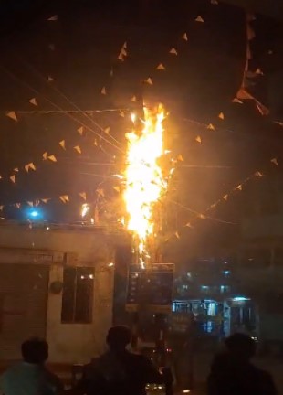 CG BREAKING : बिजली के ट्रांसफार्मर में लगी भीषण आग, मची अफरा-तफरी, देखें VIDEO  