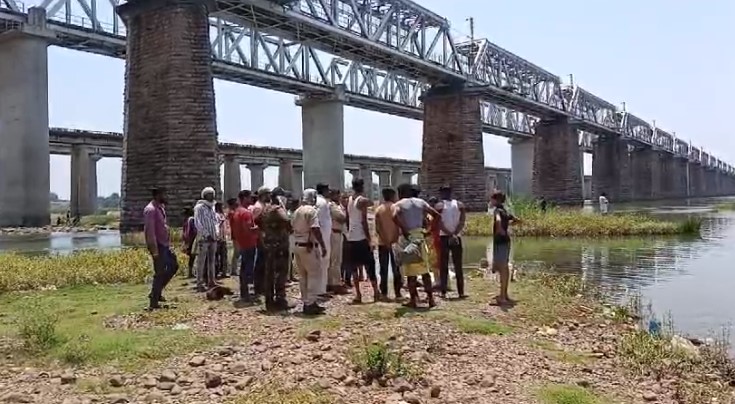 Narmadapuram News : आर्ष गुरुकुल शिविर में शामिल होने आए तीन नाबालिक छात्र नर्मदा में डूबे, 2 की मौत