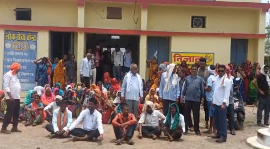 RAIPUR NEWS : पूर्व सरपंच गोवर्धन तारक और भाजपा नेता किशोर देवांगन पर सरकारी जमीन पर कब्जा करने का आरोप, ग्रामीणों ने तहसील कार्यालय में किया प्रदर्शन 