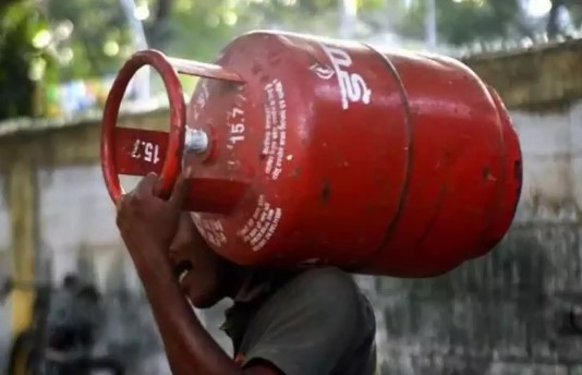 LPG Gas E KYC Update: ई-केवाईसी नहीं तो गैस सिलेंडर नहीं, जानिए e-KYC की अंतिम तारीख