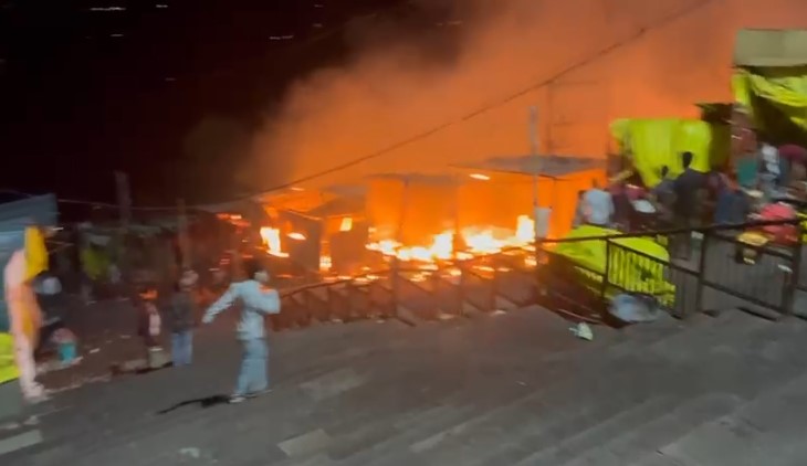MP News: प्रसिद्ध देवी धाम में अचानक लगी भीषण आग, पुलिस प्रशासन मौके पर