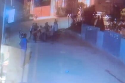 CG VIDEO : छात्र की बेरहमी से पिटाई कर रहे दर्जनभर बदमाश, वीडियो सोशल मीडिया पर हो रहा वायरल