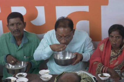 CG VIDEO : मुख्यमंत्री विष्णुदेव साय ने मजदूरों के साथ खाया बोरे बासी, कहा - सभी विकास के पीछे मजदूरों का ही हाथ है, ये झोपड़ी में रहते हैं और दूसरों के लिए महल बनाते हैं