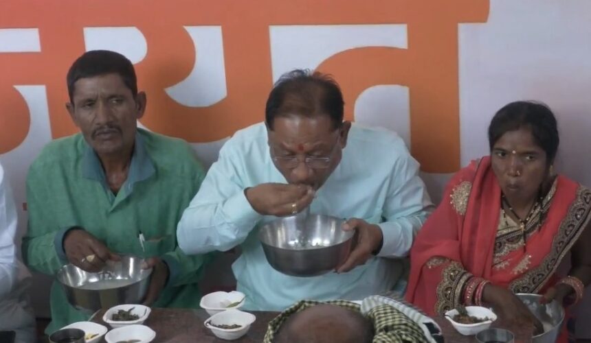 CG VIDEO : मुख्यमंत्री विष्णुदेव साय ने मजदूरों के साथ खाया बोरे बासी, कहा - सभी विकास के पीछे मजदूरों का ही हाथ है, ये झोपड़ी में रहते हैं और दूसरों के लिए महल बनाते हैं