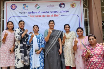 RAIPUR NEWS : शत - प्रतिशत मतदान करने; गुरुकुल महिला महाविद्यालय में विद्यार्थियों द्वारा चलाया गया हस्ताक्षर अभियान 