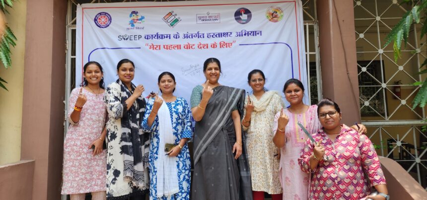 RAIPUR NEWS : शत - प्रतिशत मतदान करने; गुरुकुल महिला महाविद्यालय में विद्यार्थियों द्वारा चलाया गया हस्ताक्षर अभियान 