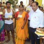 RAIPUR NEWS : शादी के घर में हल्दी रस्म के दौरान पहुंचे रायपुर कलेक्टर, आमंत्रण पत्र देकर की मतदान की अपील