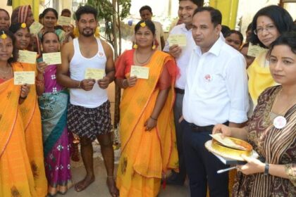 RAIPUR NEWS : शादी के घर में हल्दी रस्म के दौरान पहुंचे रायपुर कलेक्टर, आमंत्रण पत्र देकर की मतदान की अपील