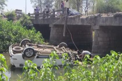 CG ACCIDENT NEWS : अस्थि विसर्जन कर लौट रहा परिवार हादसे का शिकार, मवेशियों को बचाने के चक्कर में नाले में गिरी कार, कई घायलों में दो की हालत गंभीर 