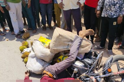  CG ACCIDENT NEWS : ट्रेलर से कुचलकर 19 साल के सब्जी विक्रेता की मौत, हिरासत में चालक 