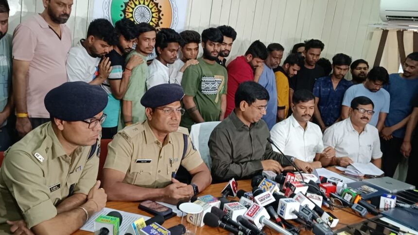 BREAKING NEWS: आईपीएल सट्टे पर रायपुर पुलिस की अब तक की सबसे बड़ी कार्रवाई, 26 सटोरिए गिरफ्तार
