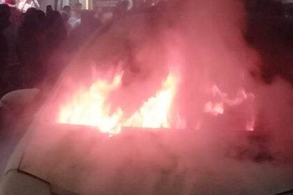 RAIPUR BREAKING : राजधानी के सदर बाजार में चलती कार में अचानक लगी भीषण आग, देखें वीडियो 