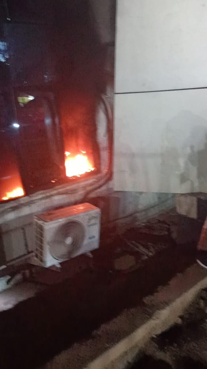 RAIPUR BREAKING : रायपुर रेलवे स्टेशन के फर्स्ट क्लास वेटिंग हॉल में भीषण आग...