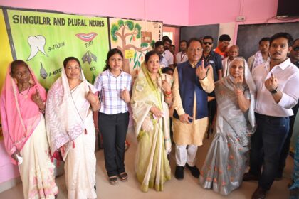CG Lok Sabha Election : CM विष्णु देव साय ने अपने परिवार संग गृह ग्राम बगिया में डाला वोट, जनता से की मतदान की अपील